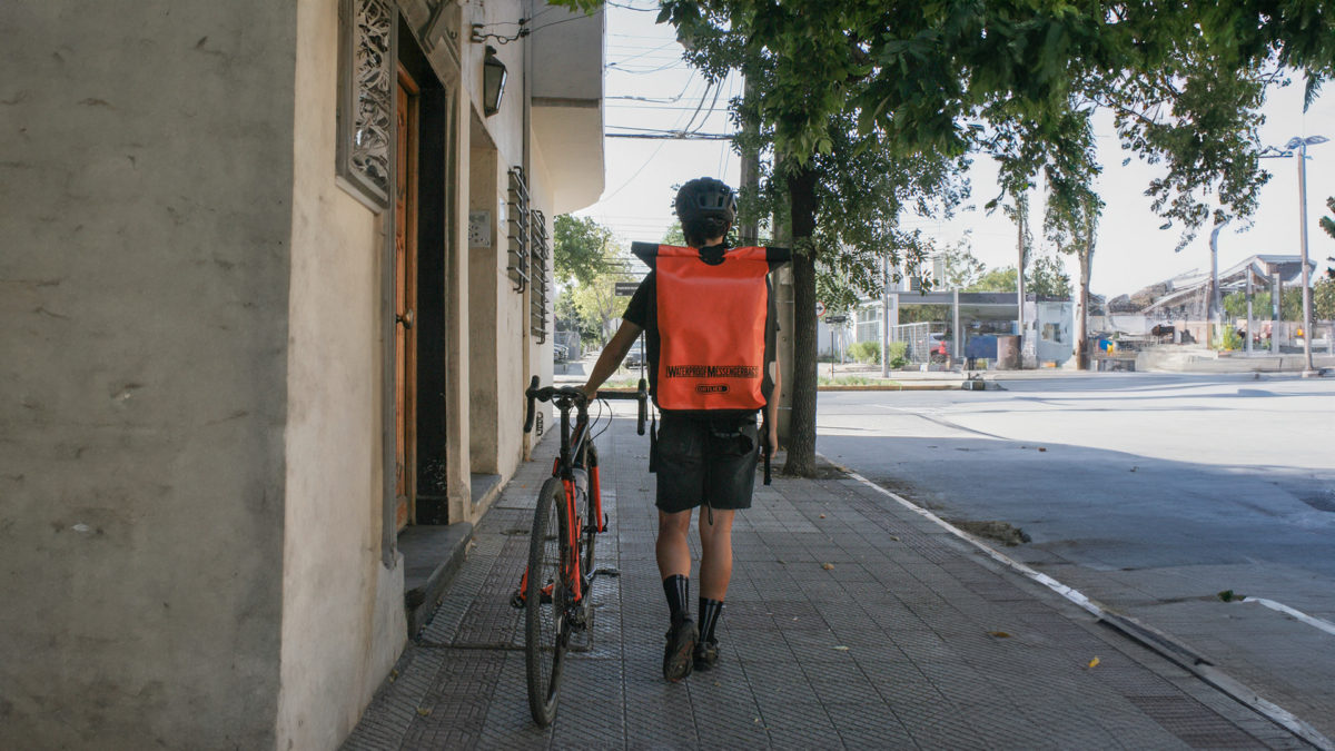 Mensajero caminando