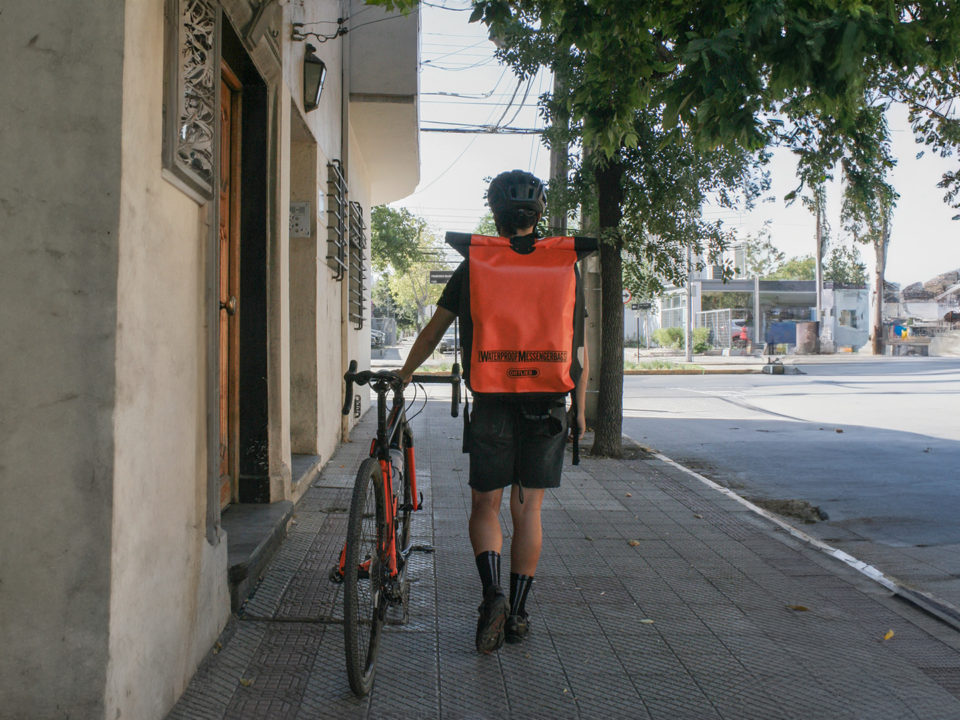 Mensajero caminando